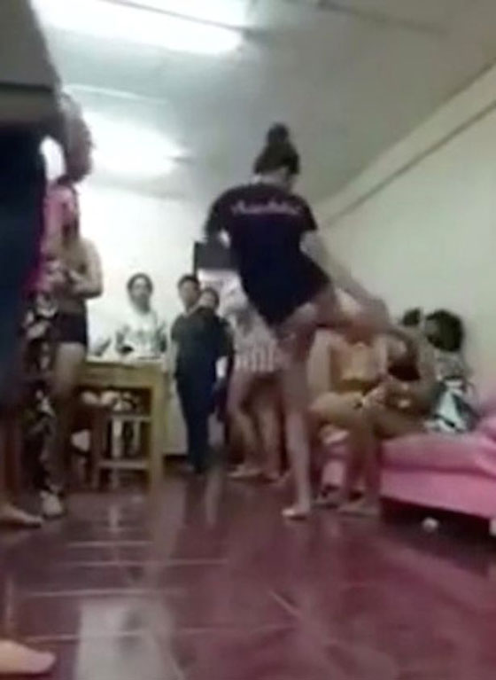 بالفيديو.. تايلاندية تعتدي على فتاة بوحشية بعدما اكتشتفت خيانة زوجها  صورة رقم 5