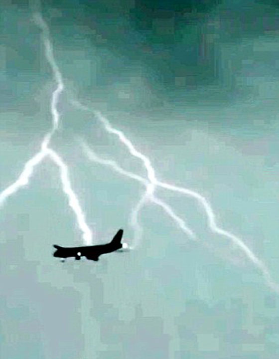 فيديو مرعب.. صاعقة تضرب طائرة محلقة في الجو ومليئة بالركاب صورة رقم 1