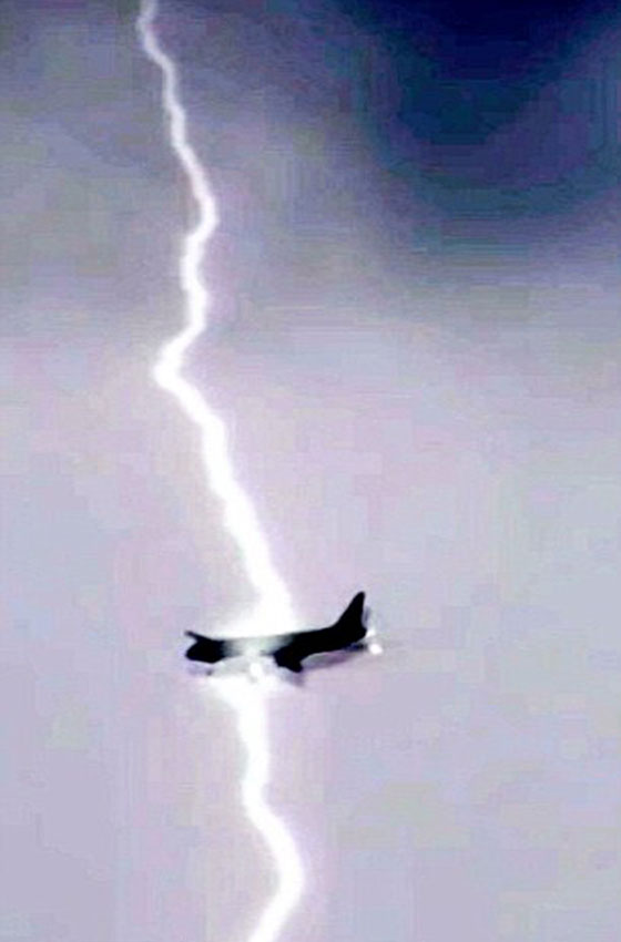 فيديو مرعب.. صاعقة تضرب طائرة محلقة في الجو ومليئة بالركاب صورة رقم 4