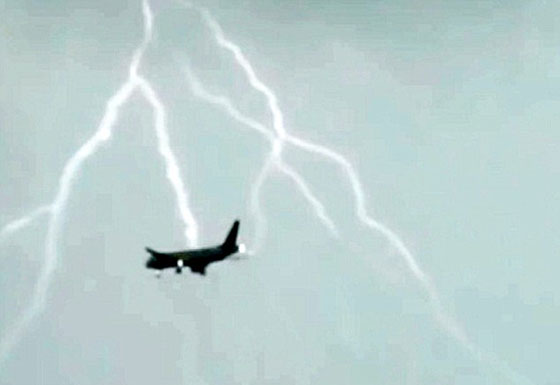 فيديو مرعب.. صاعقة تضرب طائرة محلقة في الجو ومليئة بالركاب صورة رقم 5