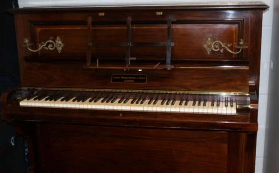 العثور على كمية كبيرة من الذهب داخل بيانو قديم صورة رقم 1