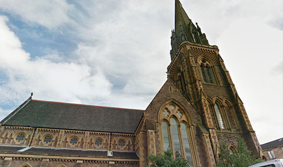 غضب في اسكتلندا.. مسلمون يتلون آيات قرآنية تنكر ألوهية المسيح داخل كنيسة  صورة رقم 7