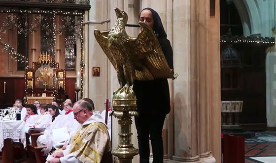 غضب في اسكتلندا.. مسلمون يتلون آيات قرآنية تنكر ألوهية المسيح داخل كنيسة  صورة رقم 2