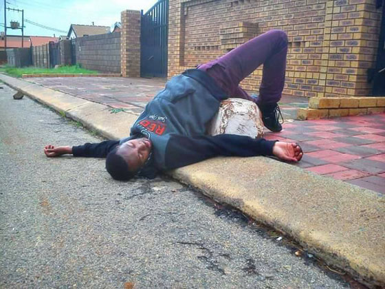 سيلفي الموت.. صور وضعية الموت تذهل العالم وتثير موجة استياء صورة رقم 11