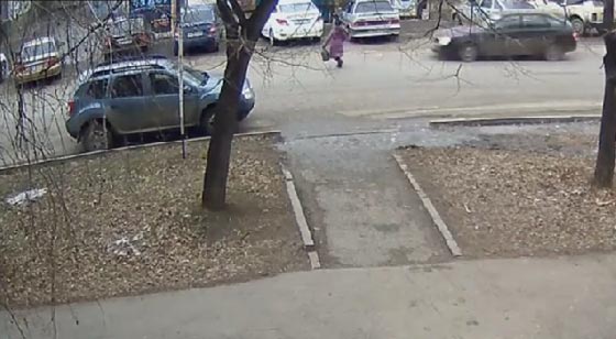 فيديو مروع.. فتاة تتعرض لحادث دهس وهي تعبر الشارع صورة رقم 1