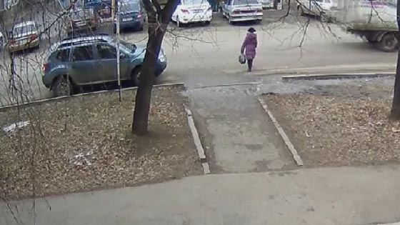 فيديو مروع.. فتاة تتعرض لحادث دهس وهي تعبر الشارع صورة رقم 2