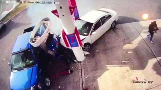 فيديو وصور.. مدمن مخدرات يقتل امرأة دهسا في محطة للوقود صورة رقم 1