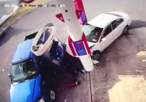 فيديو وصور.. مدمن مخدرات يقتل امرأة دهسا في محطة للوقود صورة رقم 2