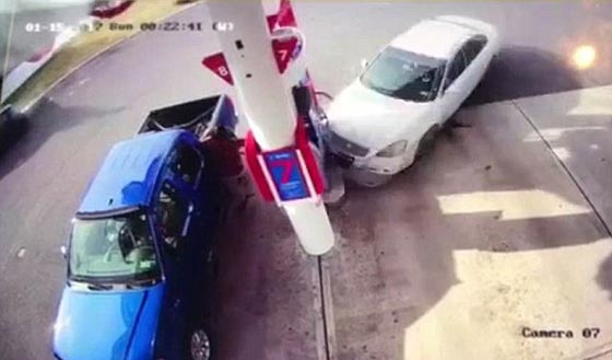 فيديو وصور.. مدمن مخدرات يقتل امرأة دهسا في محطة للوقود صورة رقم 3