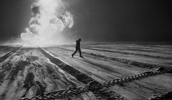 صور اخماد حريق آبار النفط الاكبر في العالم بالكويت خلال حرب الخليج صورة رقم 4