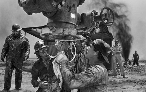 صور اخماد حريق آبار النفط الاكبر في العالم بالكويت خلال حرب الخليج صورة رقم 5