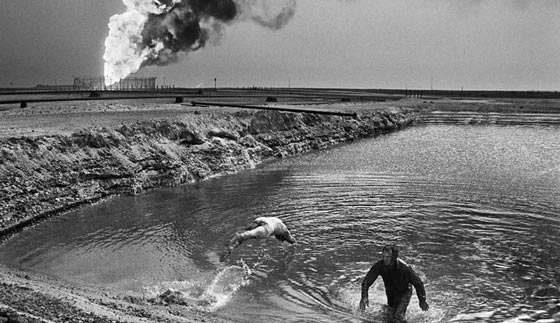 صور اخماد حريق آبار النفط الاكبر في العالم بالكويت خلال حرب الخليج صورة رقم 1