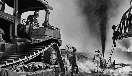 صور اخماد حريق آبار النفط الاكبر في العالم بالكويت خلال حرب الخليج صورة رقم 6