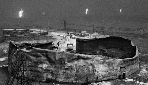 صور اخماد حريق آبار النفط الاكبر في العالم بالكويت خلال حرب الخليج صورة رقم 7