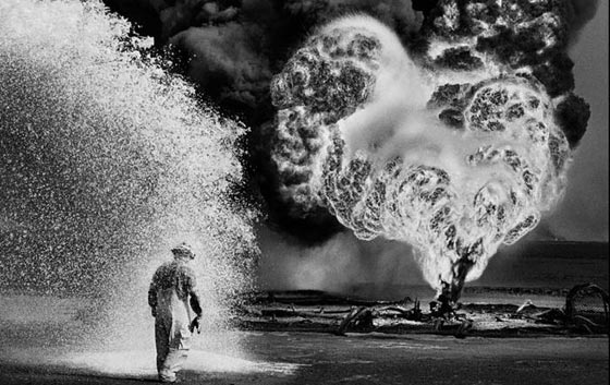 صور اخماد حريق آبار النفط الاكبر في العالم بالكويت خلال حرب الخليج صورة رقم 8