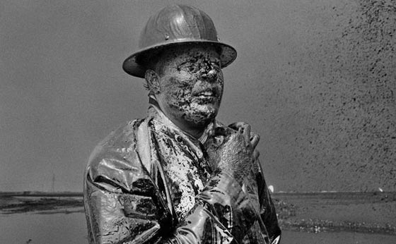 صور اخماد حريق آبار النفط الاكبر في العالم بالكويت خلال حرب الخليج صورة رقم 9