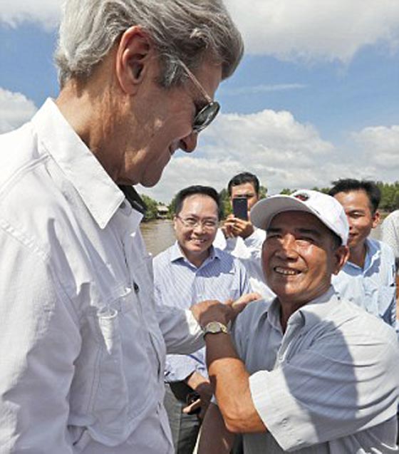 جون كيري يزور مسرح جريمته في فيتنام.. اعداء الامس اصبحوا اصدقاء صورة رقم 6