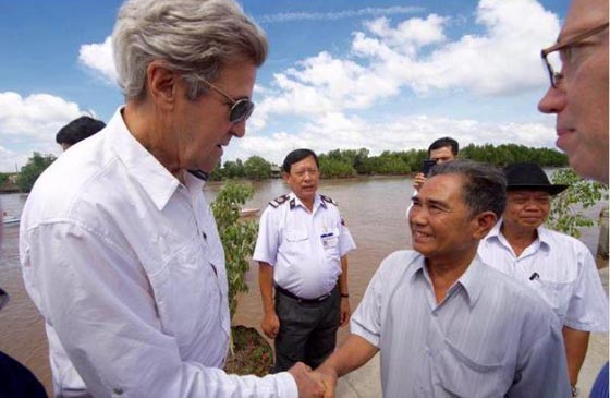جون كيري يزور مسرح جريمته في فيتنام.. اعداء الامس اصبحوا اصدقاء صورة رقم 5