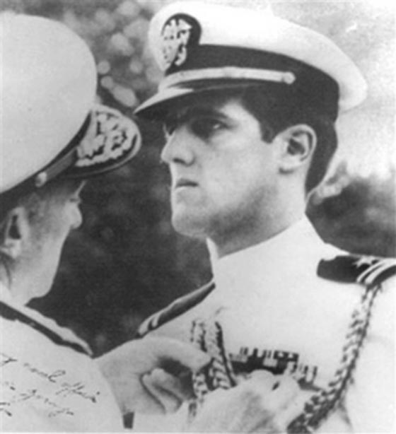 جون كيري يزور مسرح جريمته في فيتنام.. اعداء الامس اصبحوا اصدقاء صورة رقم 11