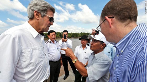 جون كيري يزور مسرح جريمته في فيتنام.. اعداء الامس اصبحوا اصدقاء صورة رقم 4