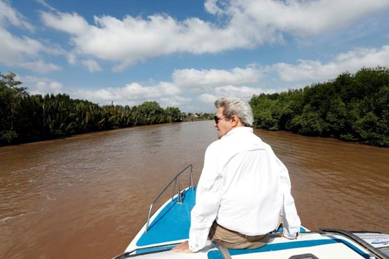 جون كيري يزور مسرح جريمته في فيتنام.. اعداء الامس اصبحوا اصدقاء صورة رقم 2