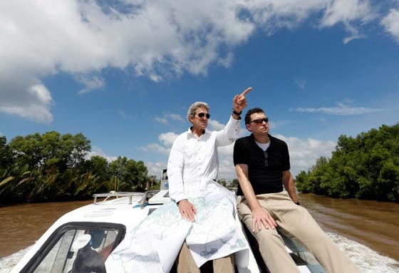 جون كيري يزور مسرح جريمته في فيتنام.. اعداء الامس اصبحوا اصدقاء صورة رقم 3