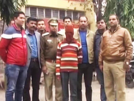 شاذ (تخفى) بسترة حمراء واعتدى على 500 فتاة قاصر خلال 13 عاما صورة رقم 1