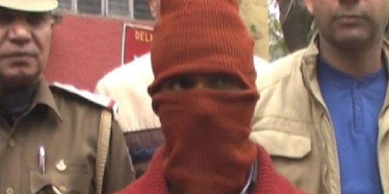 شاذ (تخفى) بسترة حمراء واعتدى على 500 فتاة قاصر خلال 13 عاما صورة رقم 3