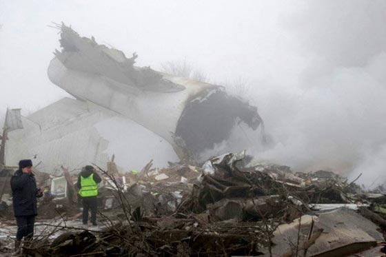 تحطم طائرة نقل تركية في حي سكني بقرغزستان ومقتل 32 شخصا.. فيديو صورة رقم 7