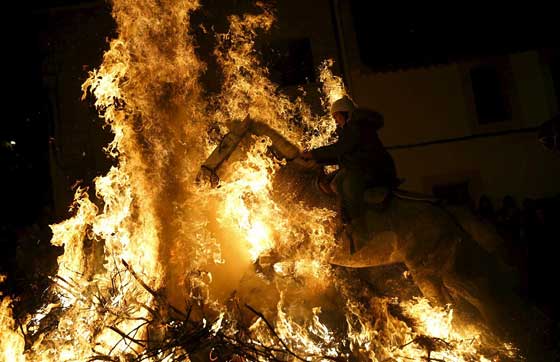 صور وفيديو مهرجان اقتحام النار بالخيول في اسبانيا صورة رقم 4
