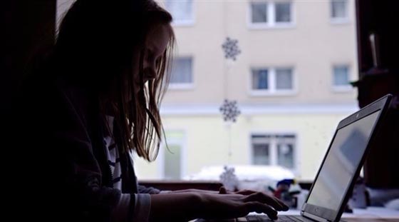 طفلة لبنانية لاجئة في المانيا تعرض نفسها للبيع على الانترنت صورة رقم 1