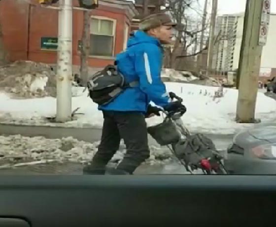 فيديو لمشاجرة بين سائق مركبة وراكب دراجة تسبب ازمة في كندا صورة رقم 3