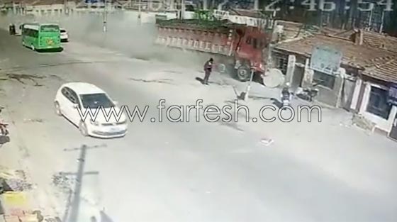 فيديو مروع.. لحظة اصطدام شاحنة بصف من المنازل ومصرع 5 أشخاص صورة رقم 2