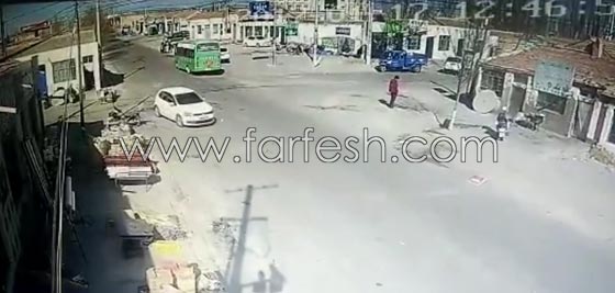 فيديو مروع.. لحظة اصطدام شاحنة بصف من المنازل ومصرع 5 أشخاص صورة رقم 1