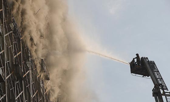 فيديو صادم..  لحظة انهيار 15 طابقاً بطهران ومقتل 30 إطفائياً صورة رقم 2