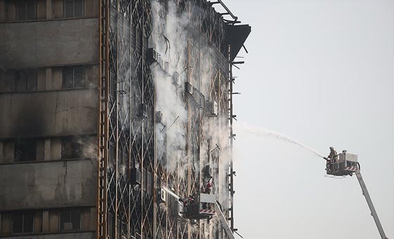 فيديو صادم..  لحظة انهيار 15 طابقاً بطهران ومقتل 30 إطفائياً صورة رقم 4