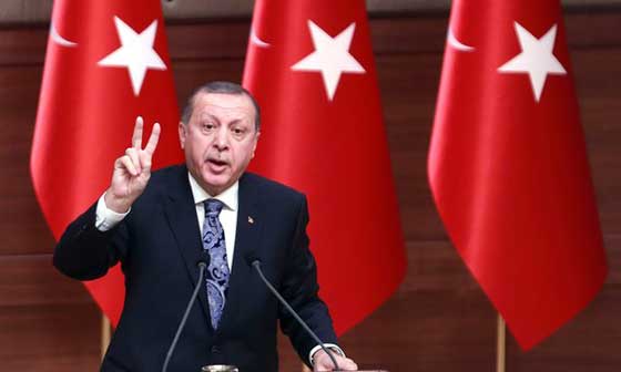 نائبة تركية تقيّد نفسها بمنبر المتحدثين بعد شجار جديد في البرلمان صورة رقم 16