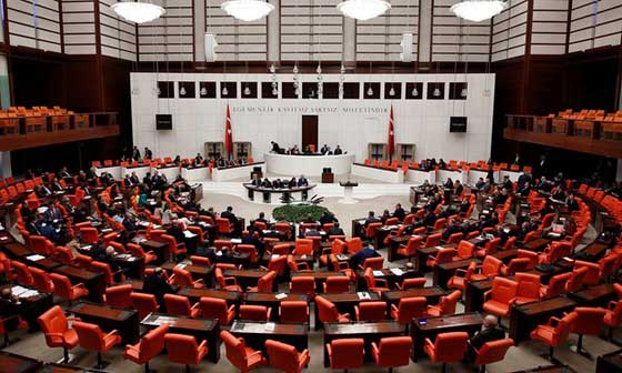 نائبة تركية تقيّد نفسها بمنبر المتحدثين بعد شجار جديد في البرلمان صورة رقم 15