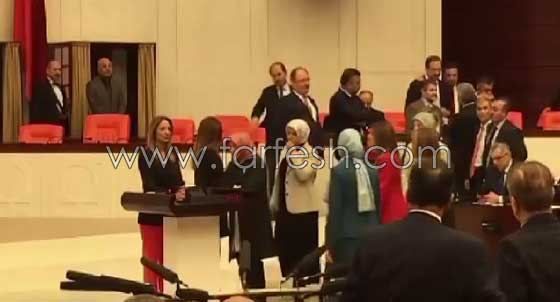 نائبة تركية تقيّد نفسها بمنبر المتحدثين بعد شجار جديد في البرلمان صورة رقم 1