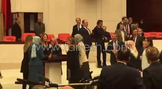 نائبة تركية تقيّد نفسها بمنبر المتحدثين بعد شجار جديد في البرلمان صورة رقم 2