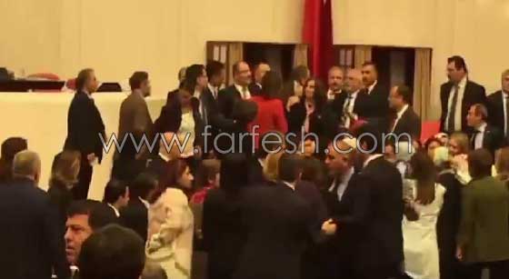 نائبة تركية تقيّد نفسها بمنبر المتحدثين بعد شجار جديد في البرلمان صورة رقم 3