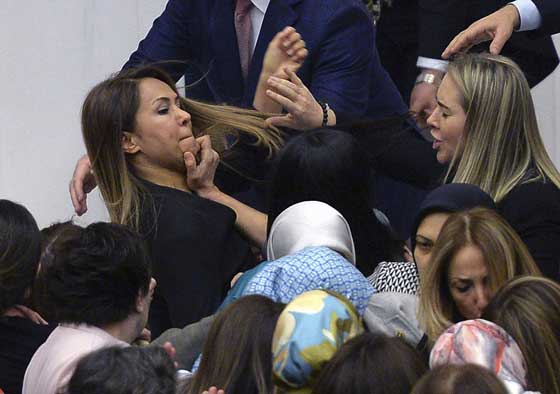 نائبة تركية تقيّد نفسها بمنبر المتحدثين بعد شجار جديد في البرلمان صورة رقم 6