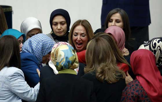 نائبة تركية تقيّد نفسها بمنبر المتحدثين بعد شجار جديد في البرلمان صورة رقم 8