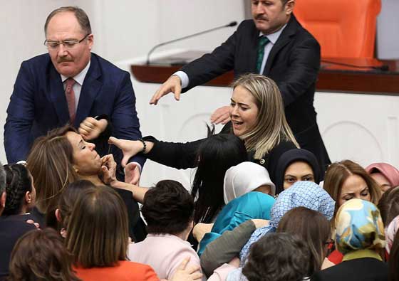 نائبة تركية تقيّد نفسها بمنبر المتحدثين بعد شجار جديد في البرلمان صورة رقم 9