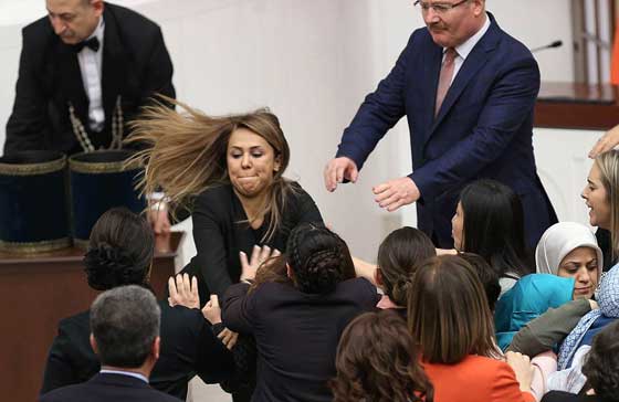 نائبة تركية تقيّد نفسها بمنبر المتحدثين بعد شجار جديد في البرلمان صورة رقم 10