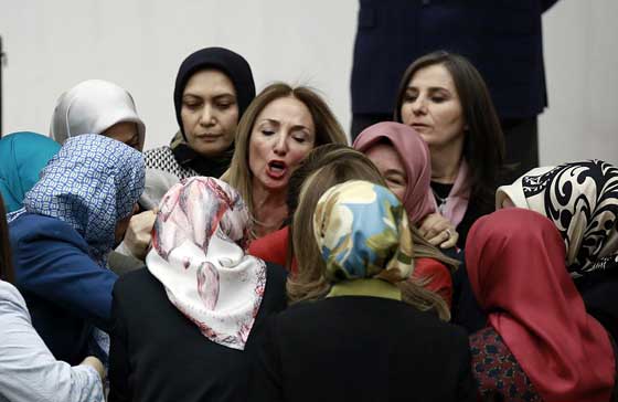 نائبة تركية تقيّد نفسها بمنبر المتحدثين بعد شجار جديد في البرلمان صورة رقم 11