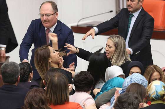 نائبة تركية تقيّد نفسها بمنبر المتحدثين بعد شجار جديد في البرلمان صورة رقم 12