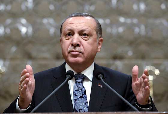 نائبة تركية تقيّد نفسها بمنبر المتحدثين بعد شجار جديد في البرلمان صورة رقم 13