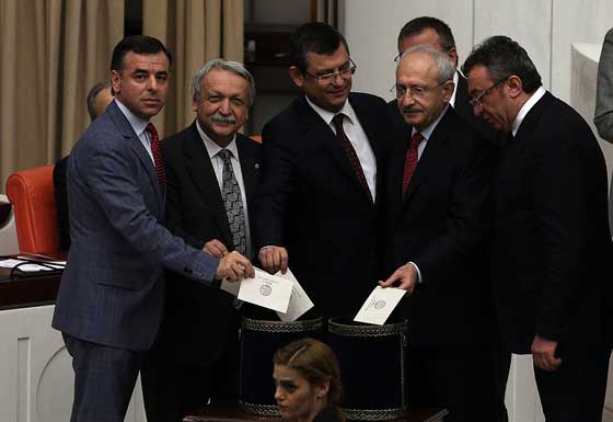 نائبة تركية تقيّد نفسها بمنبر المتحدثين بعد شجار جديد في البرلمان صورة رقم 14