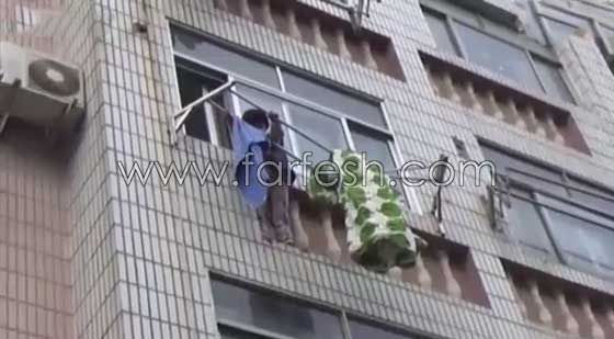 فيديو مثير.. حبل غسيل ينقذ طفلة من موت محقق اثر سقوطها من علو صورة رقم 2